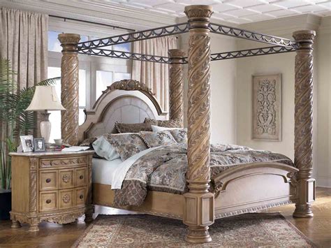 South Coast King Poster Bed In Light Wood