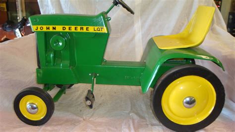 Great savings & free delivery / collection on many items. John Deere LGT Pedal Tractor | M266 | Davenport 2014