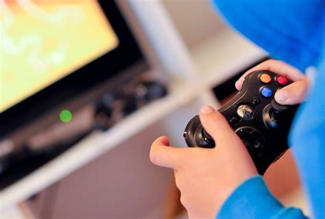 Retrato de un niño y su padre jugando videojuegos. 5 Videojuegos que ofrecen la posibilidad de ganar dinero ...