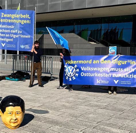Tortenwurf und Nackt Protest Aktivisten stören VW Hauptversammlung WELT