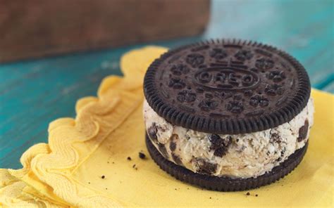 Baskin Robbins Is Serving Ice Cream Sandwiches With Oreo Cookies Oreo