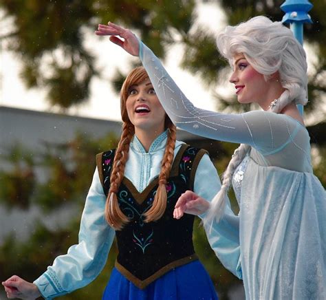 Pin By Cortney Evans On Elsa Andand Anna Disney Frozen Disney Photos