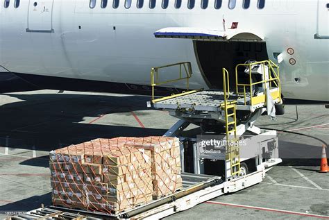Loading Cargo Into Plane Stockfoto Getty Images
