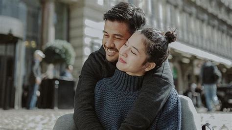 7 Artis Indonesia yang Menikah dengan Fans Beratnya, Termasuk Chicco Jerikho dan Putri