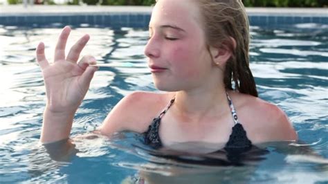 Tween Girl In Swimsuit点の映像素材／bロール Getty Images