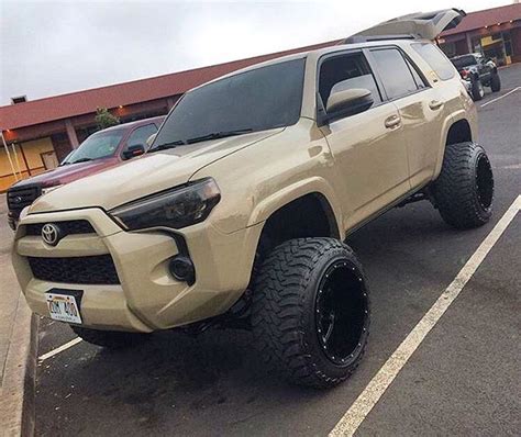 Just picked up my 2014 from the shop after having it lifted. Owner: @joshuakala ___________________________ #toyota # ...