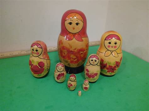Vintage Russian Nesting Dolls 8 Figures 1992a