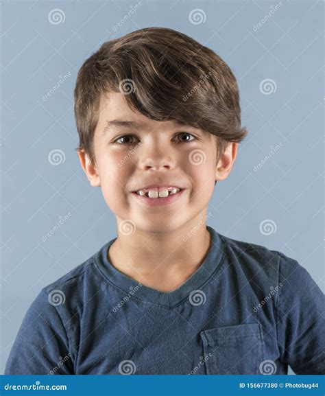 Ritratto Di Un Ragazzo In Camicia Blu Su Sfondo Blu Fotografia Stock Immagine Di Misto