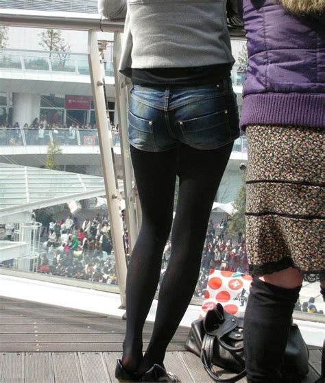【素人街撮り盗撮エロ画像】黒タイツにデニムショートパンツ履いた冬を感じる女子の足を隠し撮りした画像ww エロ画像ミルナビ