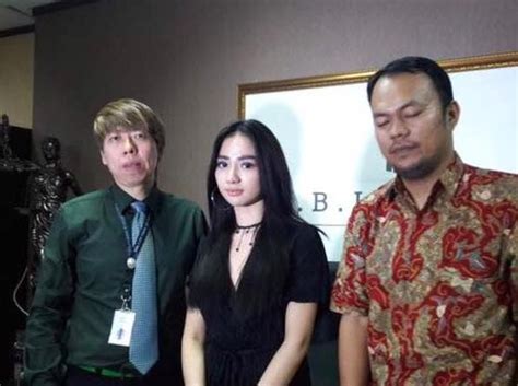Tak dong kyung (pemain park bo young) adalah seorang editor web novel yang bekerja keras sejak orang tuanya meninggal. Bella Luna, Kawin Kontrak Rp 1 M Sampai Klaim Dipoligami ...