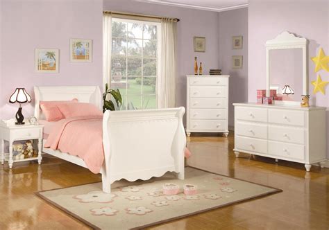 Get the best deals on white bedroom furniture sets and suites. Pepper White Traditional Girls Sleigh Bedroom Set