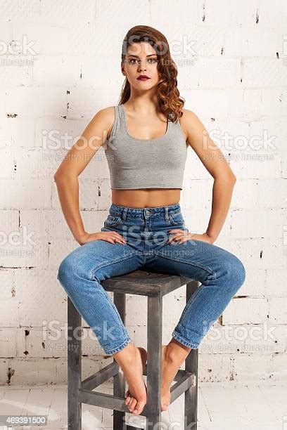 若い女性深刻な顔の椅子に座る 1人のストックフォトや画像を多数ご用意 1人 20 24歳 エンタメ総合 Istock