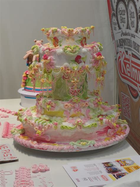 Paris expo porte de versailles. Vue de profil d'un gâteau du salon "sugar de paris 2015 ...