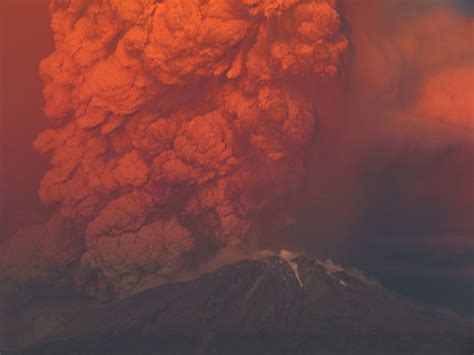 21 Jaw Dropping Photos Of The Calbuco Volcano Erupting In Chile
