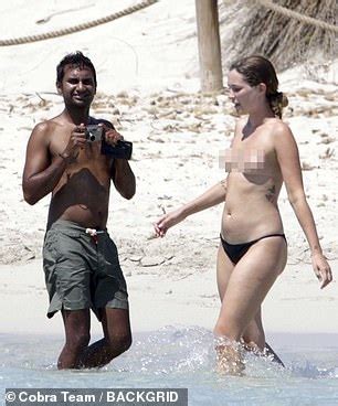 Aziz Ansari nu și poate ține mâinile departe de iubita sa Serena