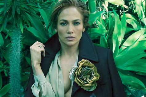 Jennifer Lopez Se Vistió De Rojo Sangre Para La Portada De Vogue