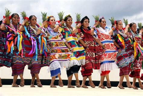 Baile De La Guelaguetza Oaxaca Cada Uno De Los Vestidos Corresponde Al