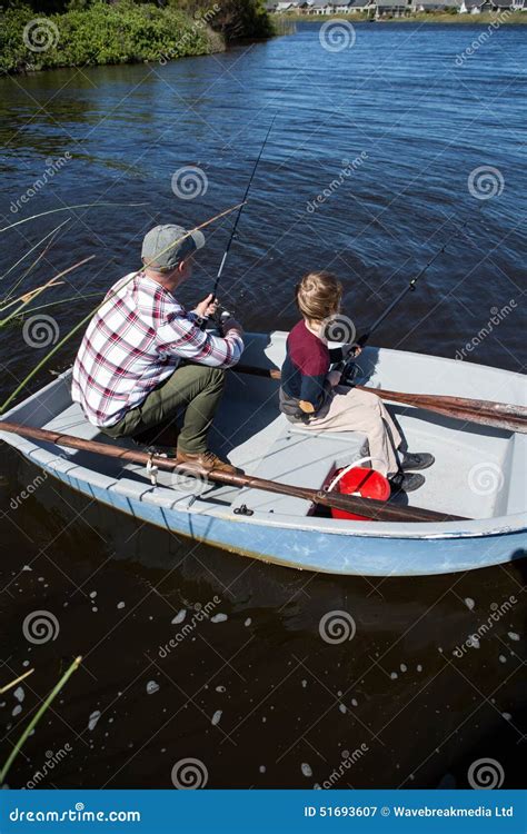 Pesca Feliz Del Hombre Con Su Hijo Imagen De Archivo Imagen De Remo