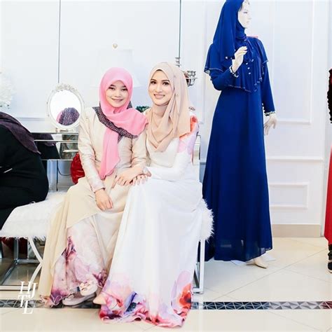 Kini, jenama naelofar hijab telah berkembang pesat di malaysia dengan pelbagai koleksi yang boleh digayakan dalam pelbagai majlis. 20 Jenama Baju Kurung Di Malaysia, Yang Modis!