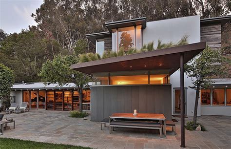 Ranch Style Santa Monica Home Draped In Pleasant Rustic