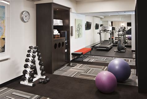 Home Gym Setup With Weights And Yoga Balls Gestaltung Kleiner Räume