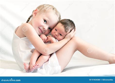 La Sorella Abbraccia Suo Fratello Minore Fotografia Stock Immagine Di Sorriso Fratelli 97454588