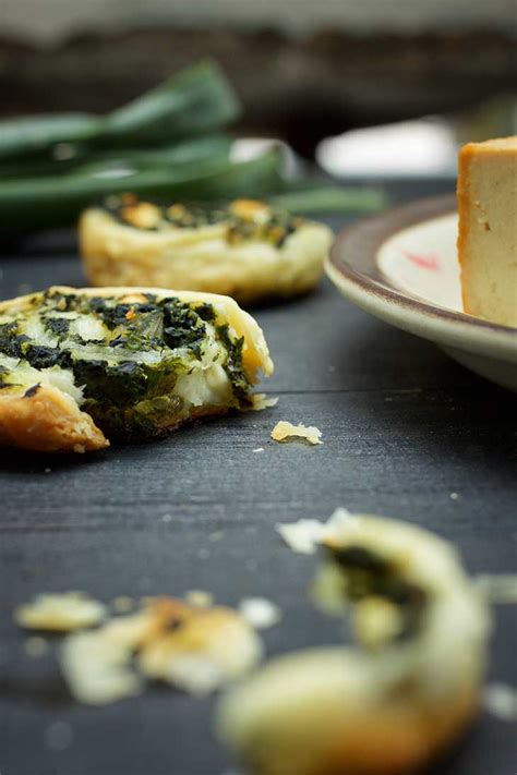 Growing up, my mom used to make the best spinach dip for our family gatherings. Vegan Spinach Pinwheels | Gourmandelle | Vegetarian Blog