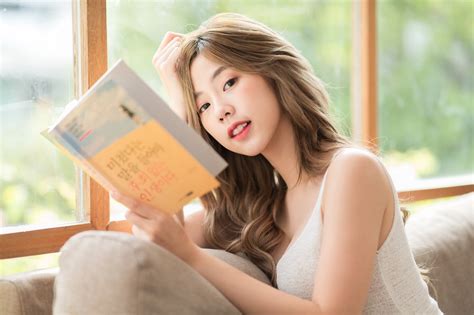 無料画像 アジア人 女の子 女性 壁紙 セクシー モデル 写真 感情 衣類 美しさ 甘味 ポートレート 肌 読書 座っている ハッピー 太陽光 ネック