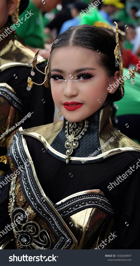 Asian Girl Wearing Thai Fancy Dress Stock Photo 1658284897 Shutterstock
