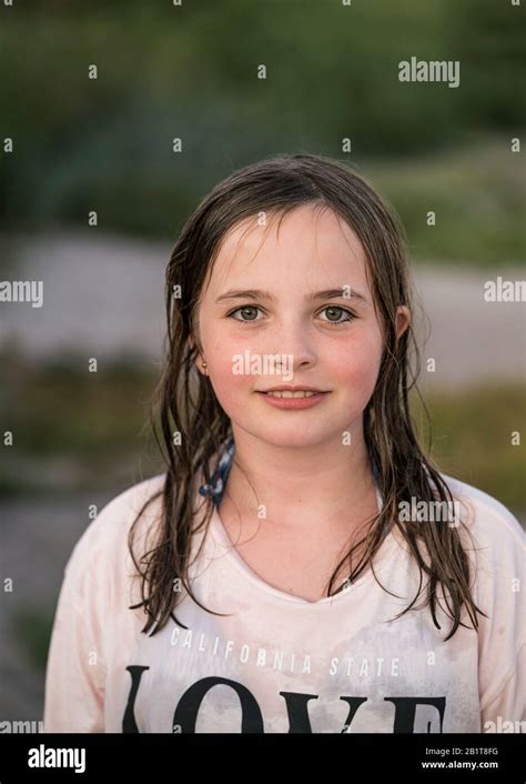 Jeune fille de 10 ans a la plage Banque de photographies et dimages à