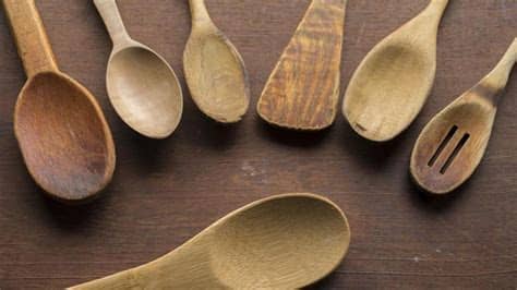 Entre otros, vemos cómo se llaman los recipientes que utilizamos para cocinar y los aparatos que empleamos para preparar los alimentos; Por qué no deberías usar utensilios de cocina de madera