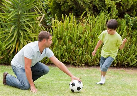 Hijo Jugando Al Fútbol Con Su Padre Foto Premium