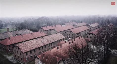 Il campo di concentramento di auschwitz (in tedesco konzentrationslager auschwitz, abbreviato kl auschwitz o anche kz auschwitz) è stato un vasto complesso di campi di concentramento e di lavoro situato nelle vicinanze della cittadina polacca di oświęcim (in tedesco chiamata auschwitz). Il campo di concentramento di Auschwitz visto dall'alto ...