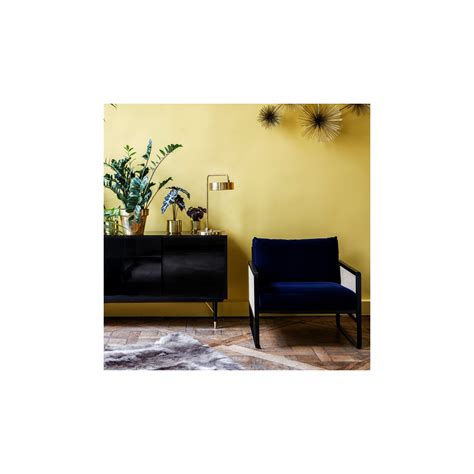 Ultra confortable, ce fauteuil bleu marine est revêtu d'un élégant tissu en velours. Fauteuil Cannage Velours Bleu Marine - Arne Concept