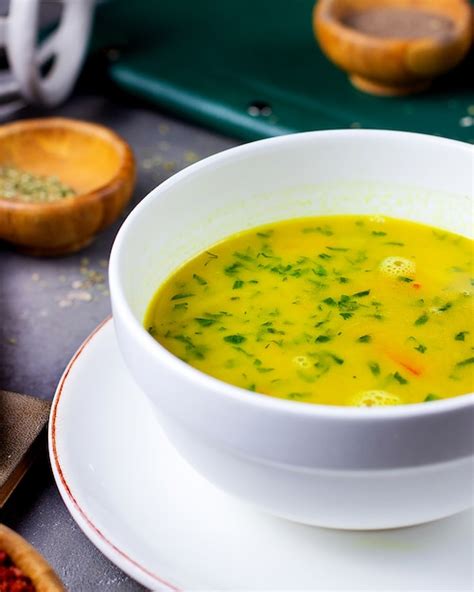 Uma Tigela De Sopa De Legumes Guarnecida Com Coentro Foto Grátis