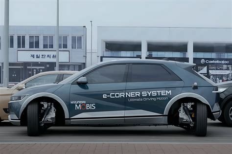 Hyundai's e-Corner system lets cars rotate 180-degrees and drive