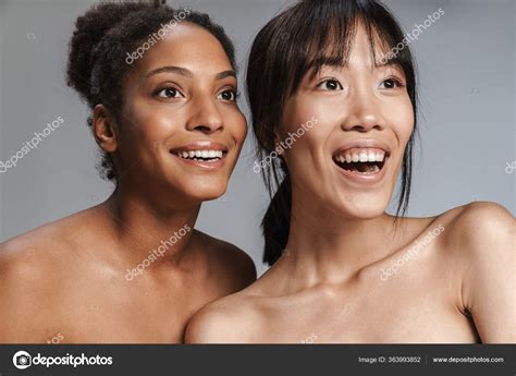 Retrato Dos Mujeres Multinacionales Semidesnudas Sonriendo Mirando Hacia Adelante Aisladas