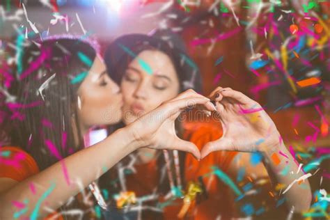 Deux Jeunes Filles Lesbiennes Embrassant Une Partie De Club Photo Stock Image Du Color