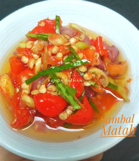 Iris halus semua bahan, mulai dari bawang merah, bawang putih, cabe rawit, cabe merah dan daun jeruk serta serai. Sambal Matah by Iseine Morethi langsungenak.com