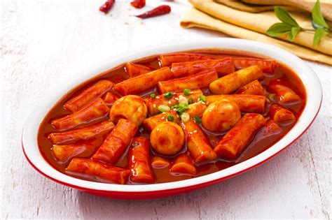 Unlike today's red spicy version, this traditional version is mildly flavored with a soy. Tteokbokki (Toppoki) - gebratene Reiskuchen, Scharf ...