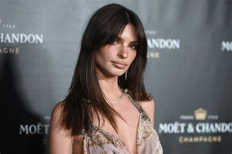 Emily Ratajkowski Plus Sexy Que Jamais Dans Une Robe Microscopique