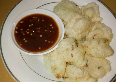 Hidangkan bersama bumbu rujak dari resep sebelumnya, saus sambal, bumbu kacang, atau cabai rawit merah. Resep Rujak cireng oleh Meyme Wulan - Cookpad