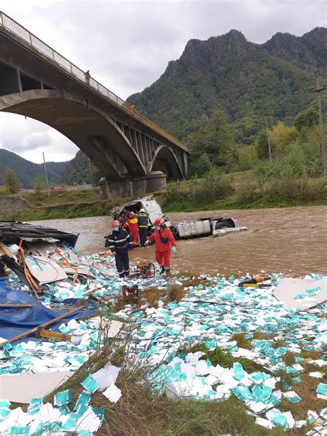 Valea oltului de unde incepe. Foto Video Un șofer a murit după ce a căzut cu ...