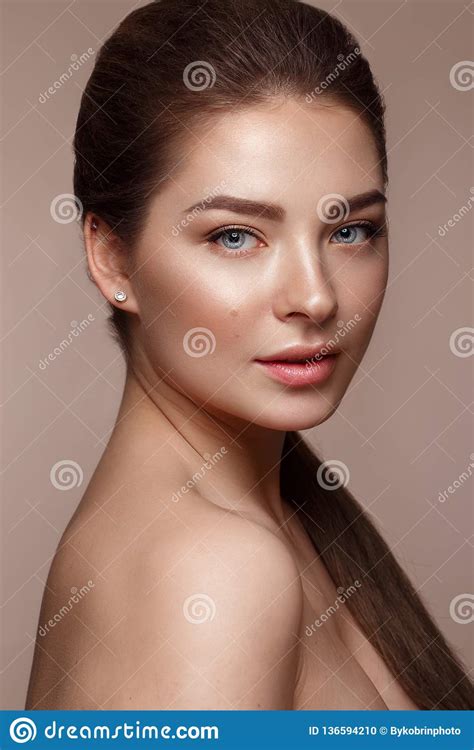 Chica Joven Hermosa Con Maquillaje Desnudo Natural Cara De La Belleza
