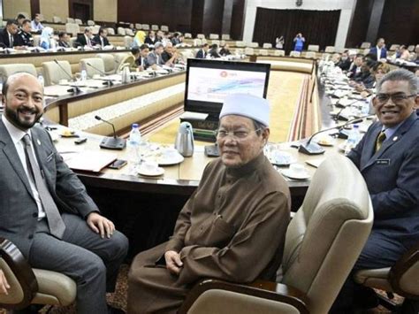 Setelah membasuh muka di kamar mandi, aku keluar kamar dan kulihat budhe yarmi di ruang tengah. Lima acara besar di Kedah dibatalkan akibat Covid-19