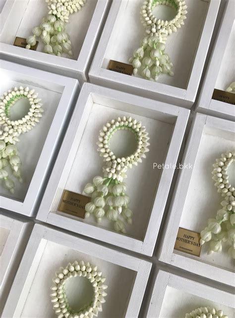 มอบพวงมาลัยวันแม่ ตอบแทนแม่ที่คุณรัก ด้วยพวงมาลัยแทนคำบอกรัก สร้างความประทับใจไม่รู้ลืมด้วยพวงมาลัยดอกมะลิ และแบบอื่นๆ. พวงมาลัยวันแม่ ดอกไม้วันแม่ สวยสดพรีเมี่ยม ดีไซน์หรูหรา ในราคาย่อมเยา