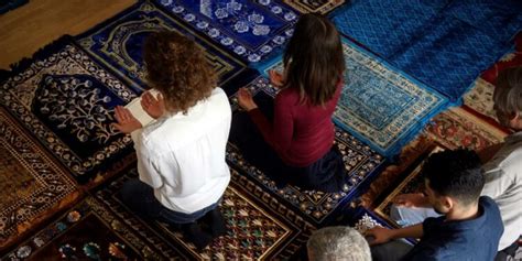 deux femmes imams dirigent une prière pour la première fois en france le libre penseur