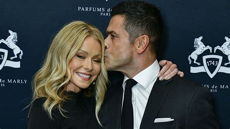 Kelly Ripa Dazzles In Stunning Christmas Ensemble And You Wont