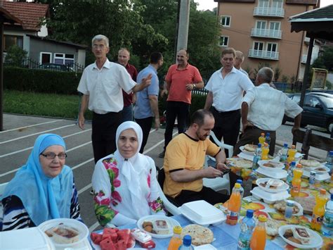 Tradicionalni Iftar Za 200 Postača U Džematu Moluhe Foto Tuzlanskiba