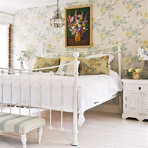 Top 11 photos ideas for cottage bedrooms pictures : Traditional cottage bedroom | Bedroom decorating idea ...